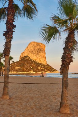 Günbatımında Penon de ifach ve Akdeniz. Alicante, İspanya