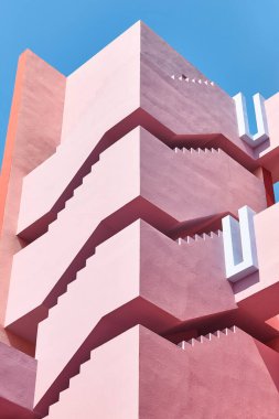 Geometrik pembe bina. Kırmızı duvar, La Manzanera. Calpe, İspanya