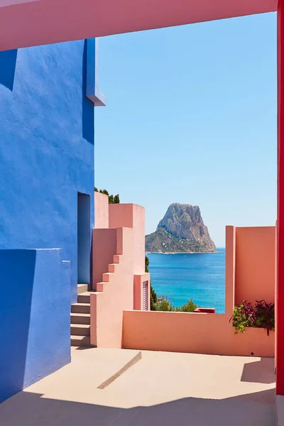 Geometrik Bina Tasarımı Kırmızı Duvar Manzanera Calpe Spanya — Stok fotoğraf