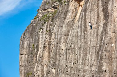 Granit duvara tırmananlar. Olağanüstü bir spor. Açık havada dağ aktivitesi
