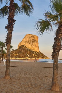 Günbatımında Penon de ifach ve Akdeniz. Alicante, İspanya
