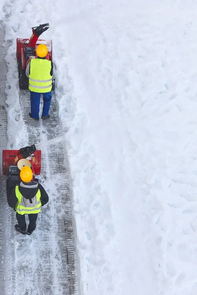 Pracownicy Czyszczący Śnieg Chodniku Pomocą Dmuchawy Śniegu Utrzymanie — Zdjęcie stockowe