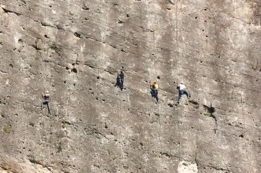 Granit duvarda dört dağcı. Olağanüstü bir spor. Açık havada dağ aktivitesi