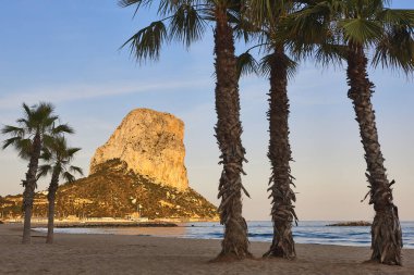 Penon de ifach ve Akdeniz sahilleri gün batımında. Alicante, İspanya