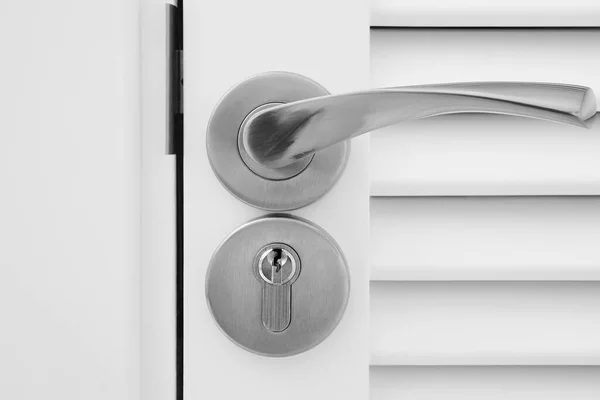Beyaz Ahşap Kapıya Metal Kapı Kolu Anahtar Deliği Ayrıntı — Stok fotoğraf