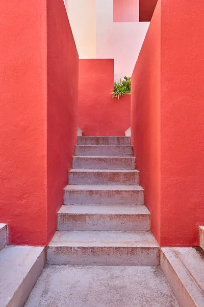 Diseño Geométrico Del Edificio Rojo Pared Roja Manzanera Calpe España —  Fotos de Stock