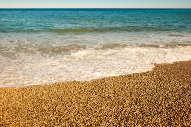 Akdeniz çakıl taşı plajı ve Valencia 'da mavi deniz. İspanya