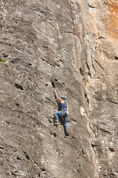 Frau Auf Einer Granitwand Extremsport Aktivitäten Den Bergen — Stockfoto