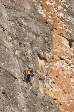 Granit duvardaki kadın. Olağanüstü bir spor. Açık havada dağ aktivitesi