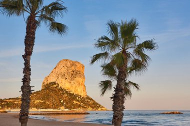 Penon de ifach ve Akdeniz sahilleri gün batımında. Alicante, İspanya