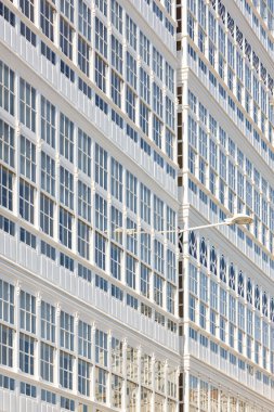 A Coruna 'da geleneksel beyaz balkon cam cepheleri. Galiçya, İspanya