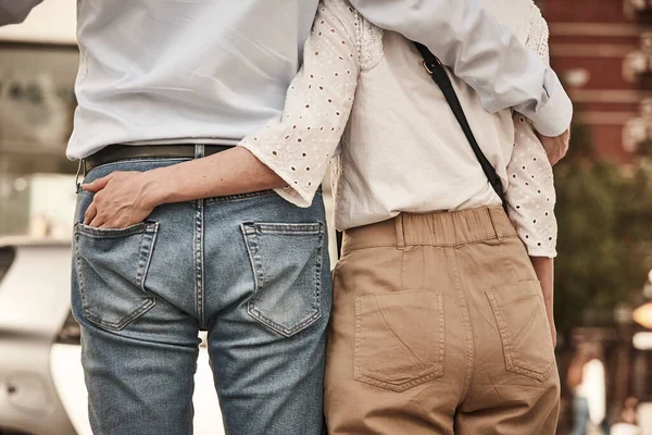 Abrazando Pareja Ciudad Gente Enamorada Romántico — Foto de Stock