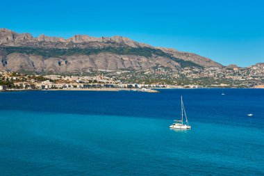 Altea 'daki resim gibi Akdeniz kıyı şeridi. Alicante, Valencia. İspanya