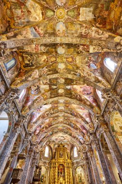 Boyalı çatı. Valencia şehir merkezindeki San Nicolas Kilisesi. İspanya