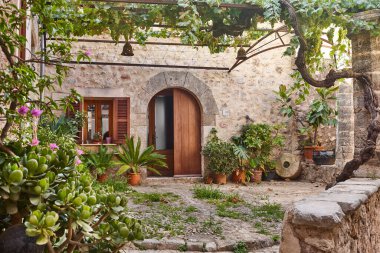 Geleneksel taş veranda Mallorca, Balear adalarında bitkilerle çevrili.