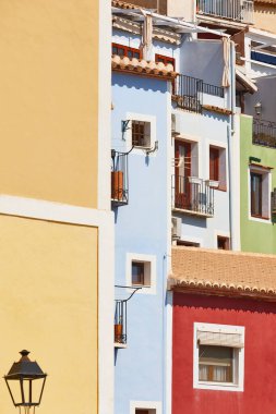 Geleneksel Akdeniz köyü Villajoyosa. Renkli yüzler. Alicante, İspanya