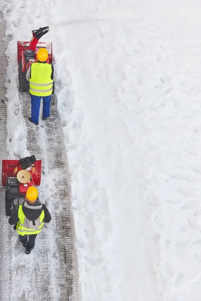 Orkers Cleaning Snow Trowalk Snowblower Техобслуживание — стоковое фото