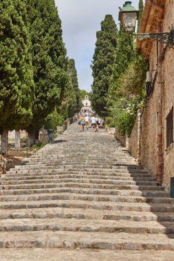 Pollensa 'da taş merdivenler, süvariler. Geleneksel Mallorca köyü. İspanya