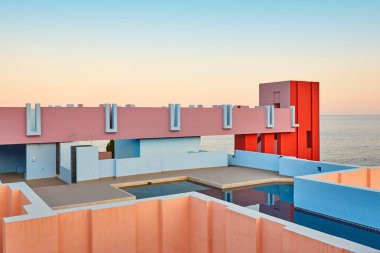 Geometrik renkli bina tasarımı. Kırmızı duvar, La Manzanera. Calpe, İspanya