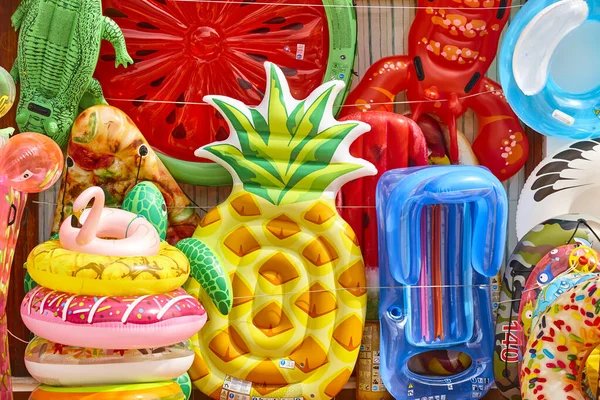 Mehrere Bunte Plastik Strandschwimmer Sommerferienzeit — Stockfoto