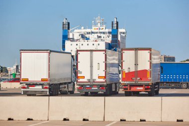 Ulaşım ve lojistik endüstrisi. Kamyonlar ve gemi yüklenmeye hazır.