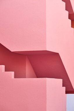 Geometrik yapı pembe tonda. Calpe, İspanya
