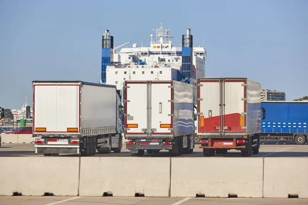 Transport Industrie Logistique Camions Navires Prêts Être Chargés — Photo