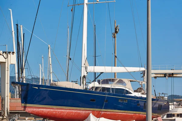 Zeilboot Een Buitenwerf Nautische Onderhoudsindustrie — Stockfoto