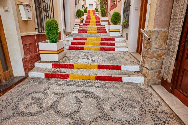 カルペのスペイン語の旗を持つ絵の装飾された石の通り スペイン — ストック写真