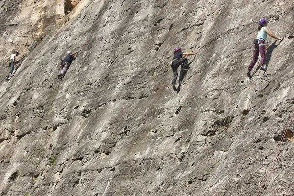 Wspinacze Granitowej Ścianie Ekstremalny Sport Aktywność Górska Zewnątrz — Zdjęcie stockowe
