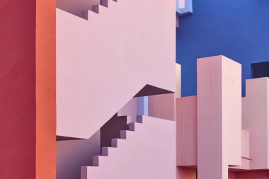 Geometrik kırmızı bina tasarımı. Kırmızı duvar, La Manzanera. Calpe, İspanya