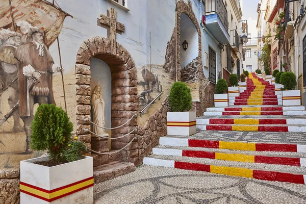 カルペのスペイン語の旗のある絵のような石の通り スペイン — ストック写真