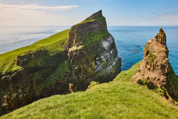 Фарерські Острови Зелені Скелі Острові Микинс Берег Атлантичного Океану — стокове фото