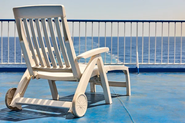 Liegestuhl Auf Einem Kreuzfahrtschiff Hintergrund Reise Und Tourismus — Stockfoto