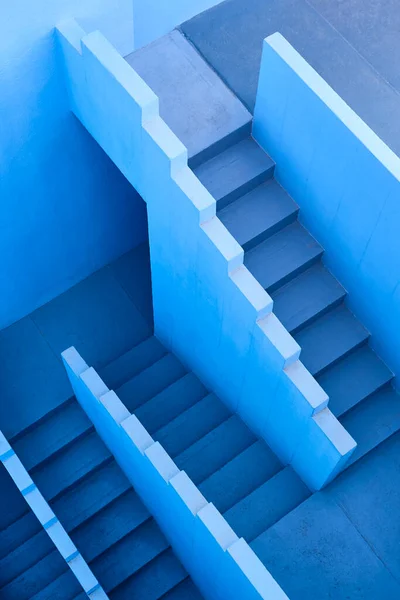 蓝色色调的图案式几何楼梯结构 西班牙Calpe — 图库照片