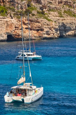 Mallorca 'da turkuaz sular. Moro Koyu. Akdeniz kıyı şeridi. İspanya