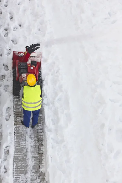Рабочий Чистит Снег Тротуаре Снегоочистителем Техобслуживание — стоковое фото