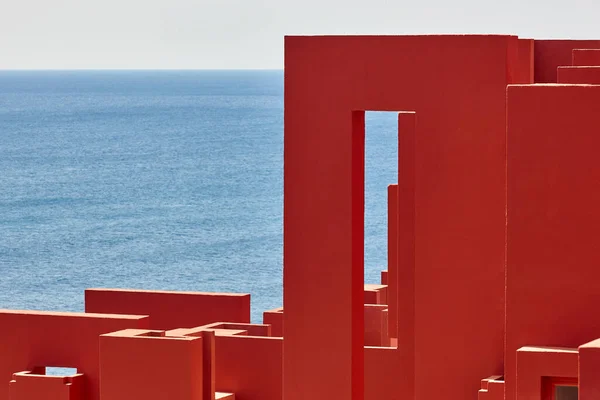 Geometryczny Projekt Czerwonego Budynku Czerwona Ściana Manzanera Calpe Hiszpania — Zdjęcie stockowe
