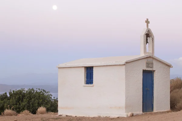 Chapelle grecque au coucher du soleil avec pleine lune. Crète — Photo