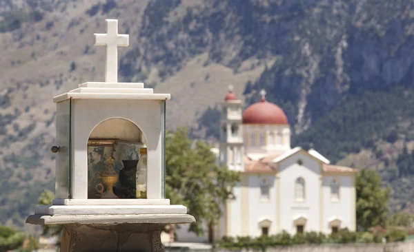 Mémorial funéraire crétois et église. Lakki. Grèce — Photo