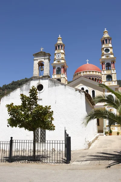 Mångfärgade grekiska kyrkor i meskla. Kreta — Stockfoto