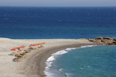 Girit'te plaj şezlong ve lybian deniz