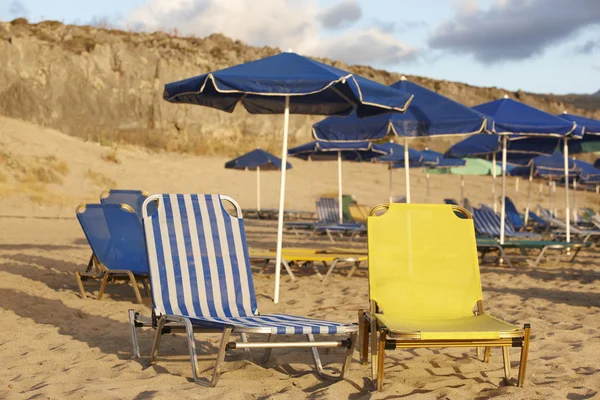 Lehátka a slunečníky na středomořské pláži. Kréta — Stock fotografie