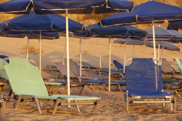 Sunbeds and sunshades in a mediterranean beach. Crete — Stock Photo, Image