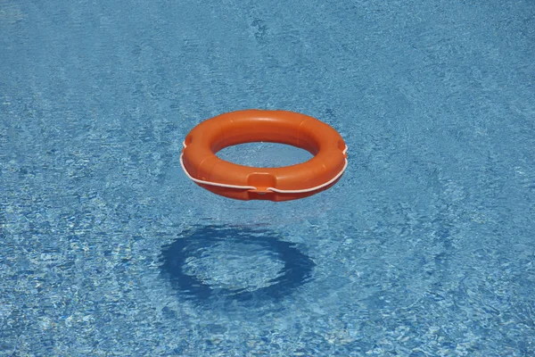 Oranžový život kroužky v modré vodě — Stock fotografie