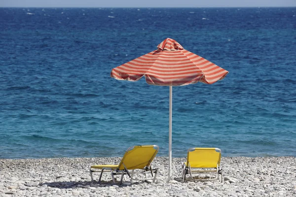 Praia em Creta com espreguiçadeiras e mar da Líbia — Fotografia de Stock