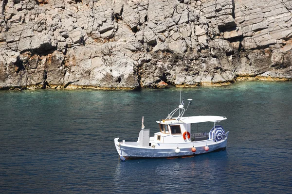 Sostis koyunda tekne. Girit plaj. Akdeniz. Yunanistan — Stok fotoğraf