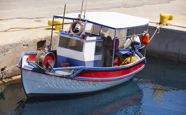 Girit'te kissamos limanda balıkçı teknesi. Yunanistan — Stok fotoğraf