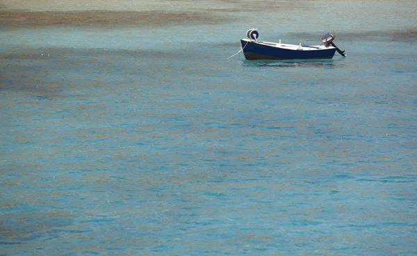 Boot in der Bucht von Imeri gramvousa. Beton. Griechenland — Stockfoto