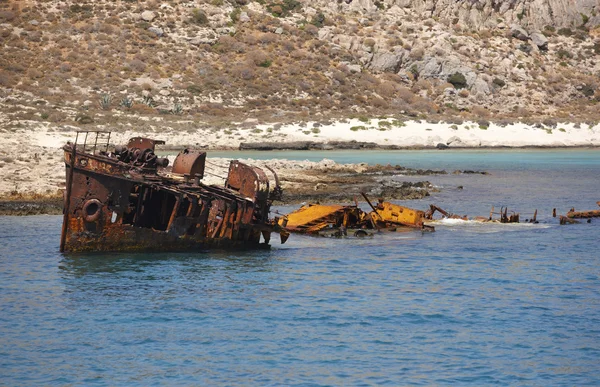 Wrak statku w imeri gramvousa zatoki. Kreta. Grecja — Zdjęcie stockowe